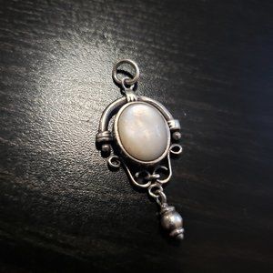 Vintage pendant in 925 silver with a mother-of-pearl cabochon, made in France.